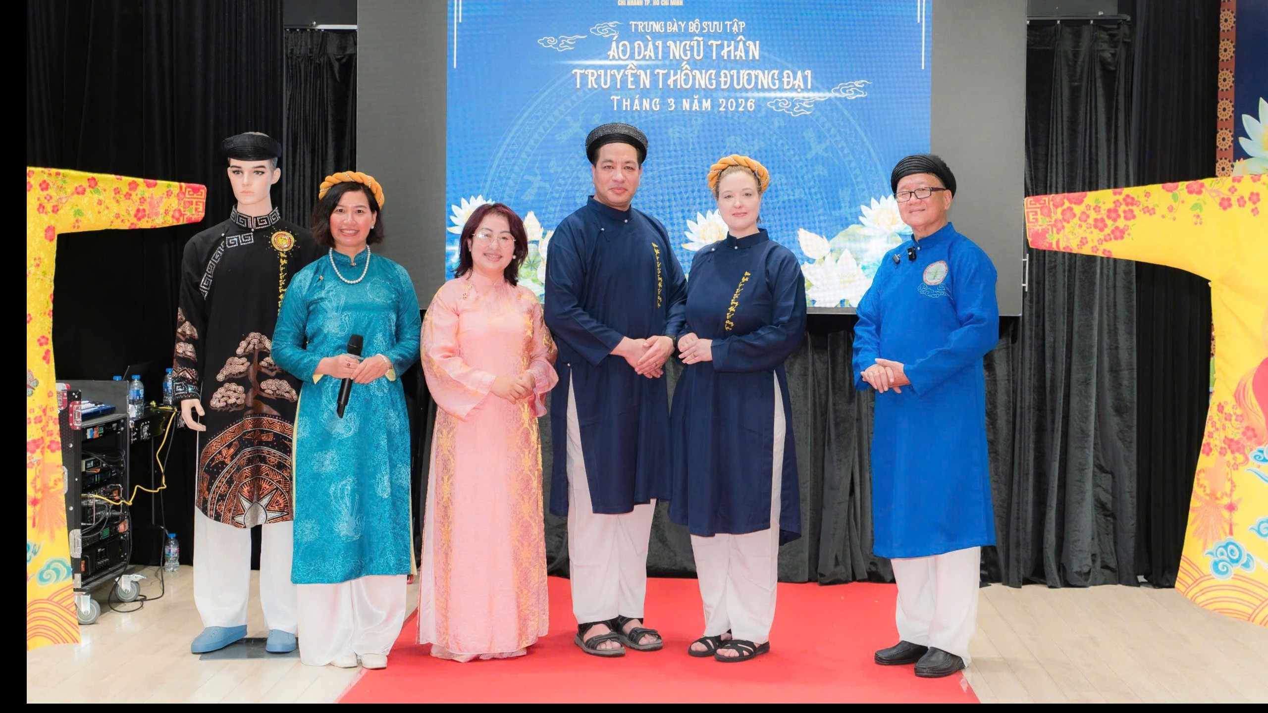 CHƯƠNG TRÌNH TRƯNG BÀY ÁO DÀI NGŨ THÂN TRUYỀN THỐNG