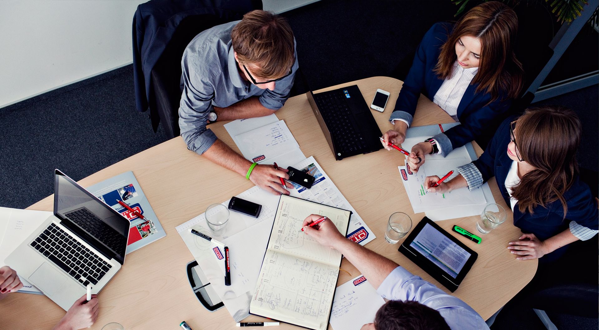 6450aa4155d9d44197075022_12333_office-otto-work-force-people-meeting-1920x1057.jpg
