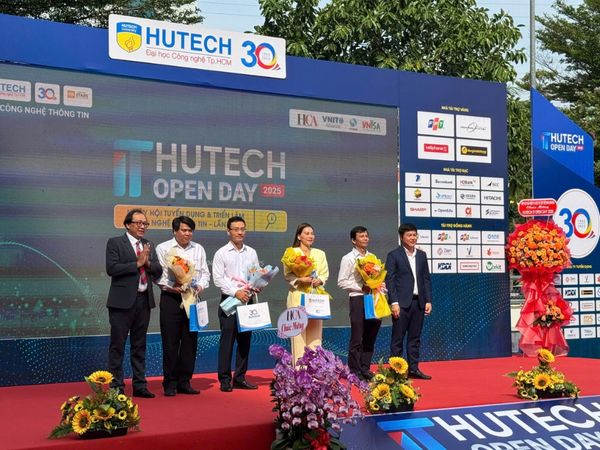 Chủ tịch WTE nhận tri ân tại HUTECH IT OPEN DAY